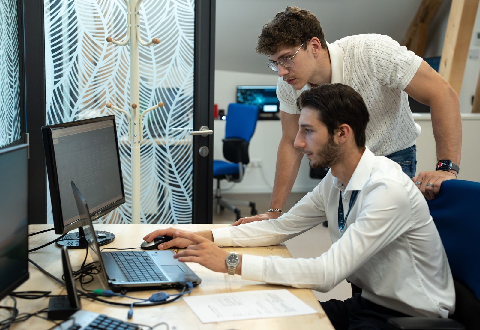 Eliott Moineau et un collègue analysent un système d’information sur un poste de travail chez Expinfo
