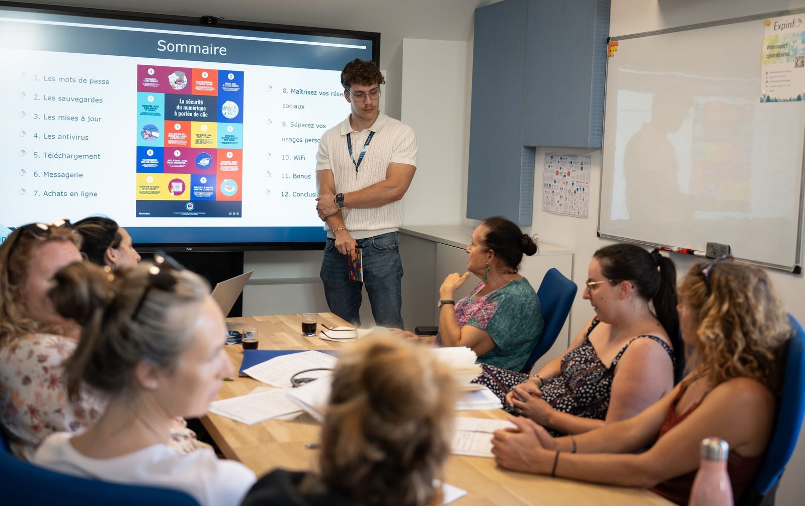 Eliott Moineau anime une formation à l’hygiène informatique devant des collaborateurs, chez Expinfo