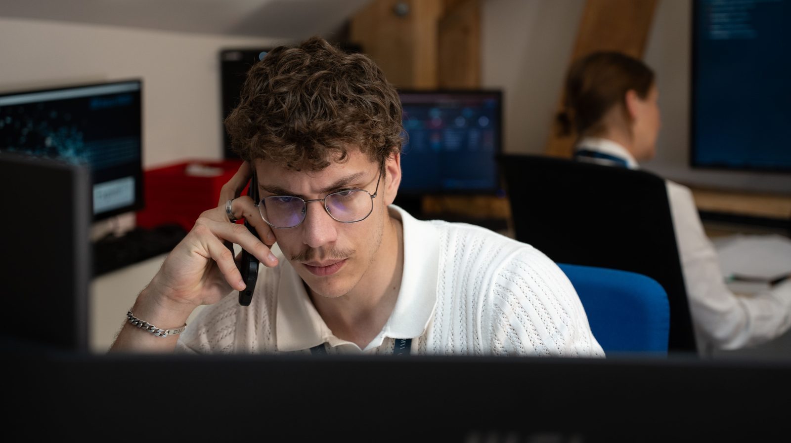 Eliott Moineau au téléphone, concentré, lors d’une gestion d’incident de sécurité chez Expinfo
