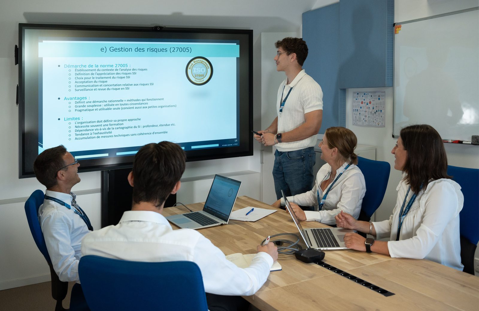 Eliott Moineau présente la gestion des risques ISO 27005 à une équipe dirigeante lors d’un accompagnement ISO 27001