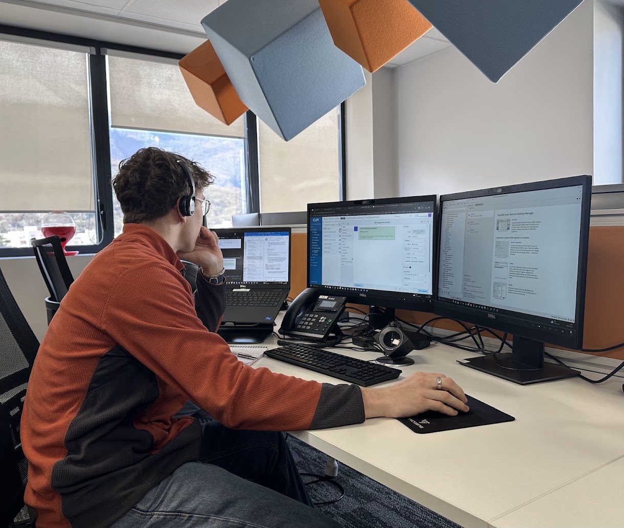 Eliott Moineau traite des tickets GLPI au casque, chez Widip Assistance
